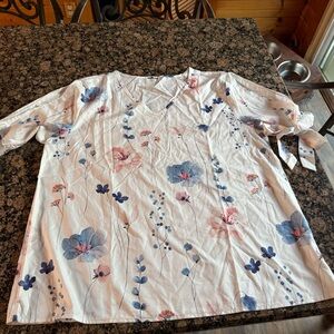 Amazon Women's Floral Blouse - White and Blue